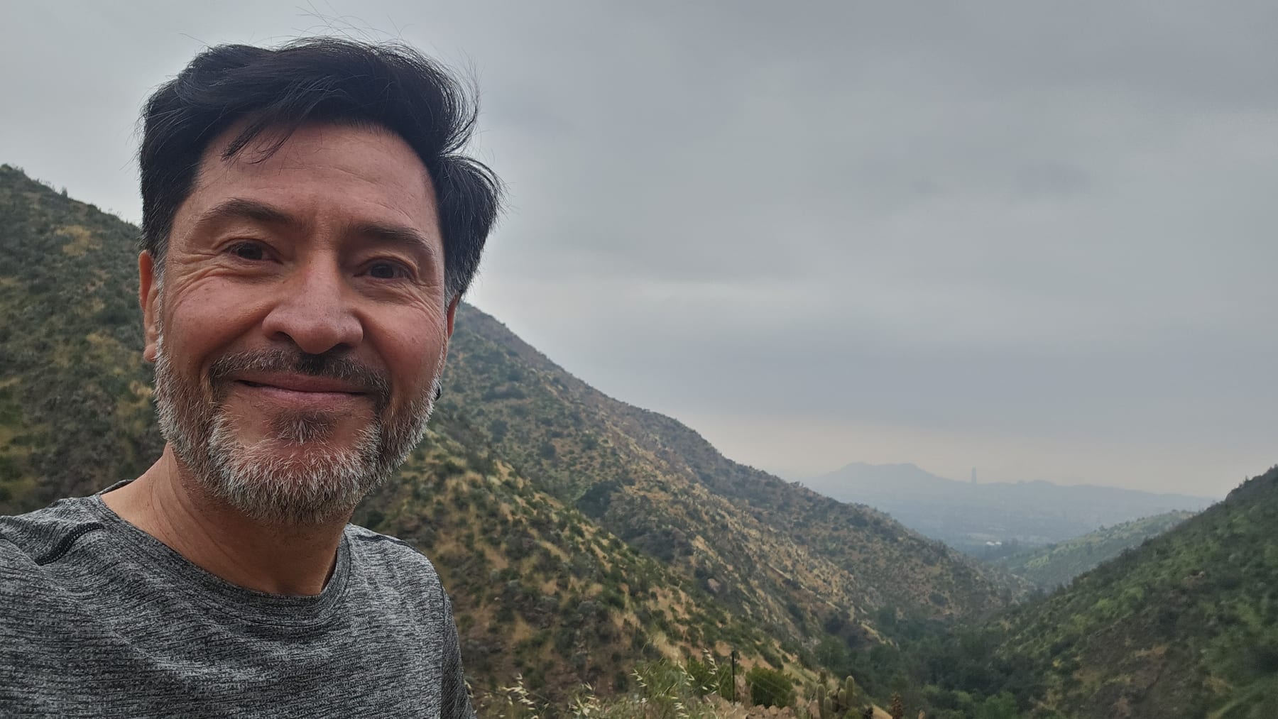 Rodrigo Videla haciendo trekking en los cerros de Santiago